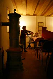 Eva Dörnenburg, Violine und Dorothee Broichhausen, Hammerflügel, beim abendlichen Spiel in "Haus Eller", Bergheim-Ahe