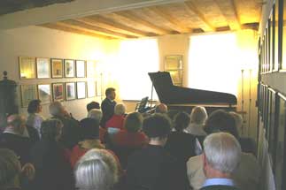 Tobias Koch am Ostersonntag 2009 im vollbesetzten Sälchen von "Haus Eller", Bergheim-Ahe