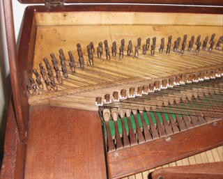 Tafelklavier Knowles & Allen, Aberdeen/Scotland 1809: Detail Stimmstock/Mechanik Bassbereich